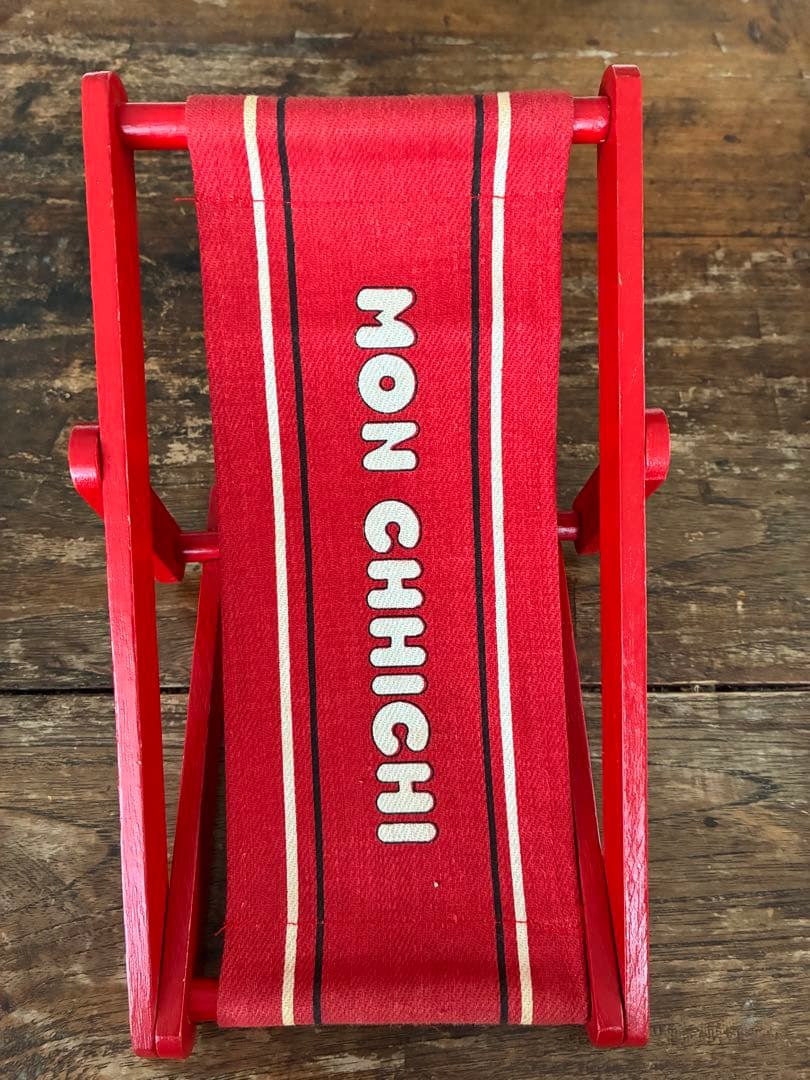 モンチッチ ぬいぐるみと赤い椅子