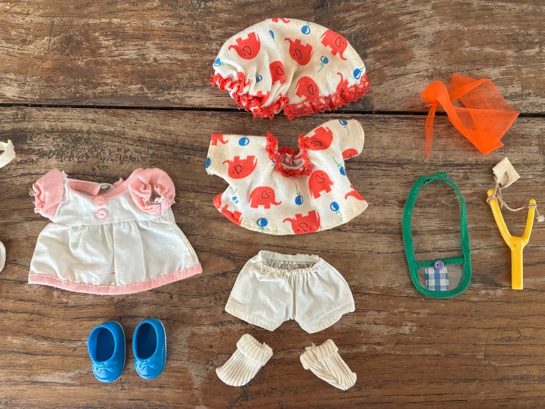 モンチッチ ぬいぐるみと赤い椅子