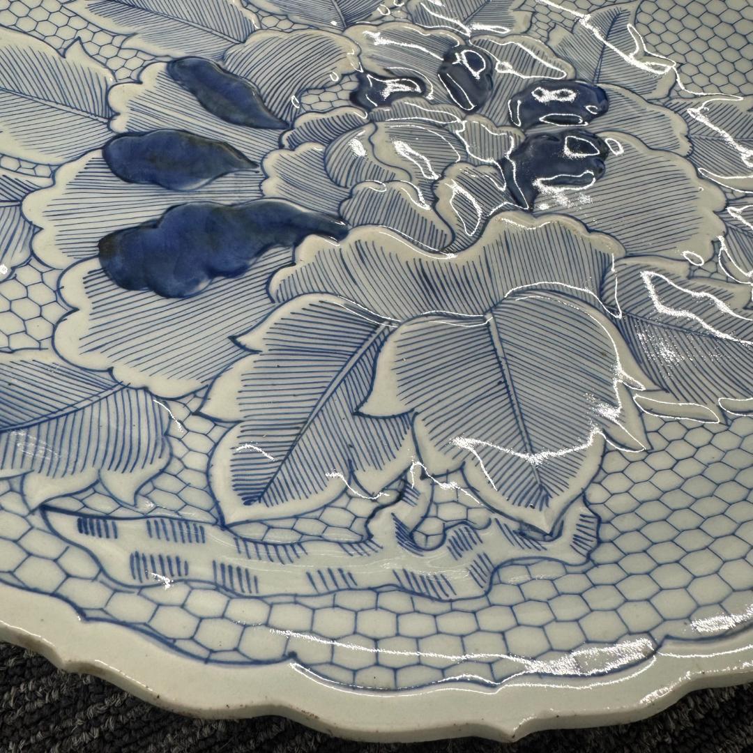 古伊万里 染付 牡丹 浮彫 唐草 大皿　 骨董品45CM