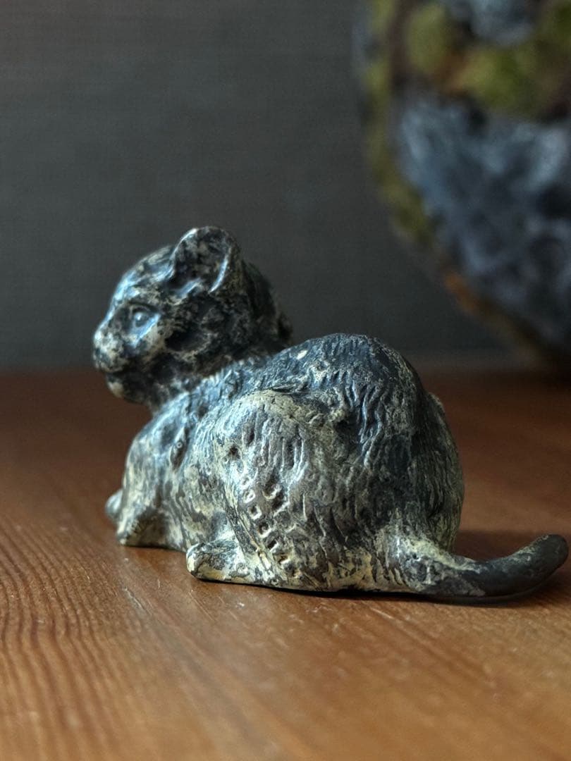 ヴィエナブロンズ　「ゆったり眺める猫」