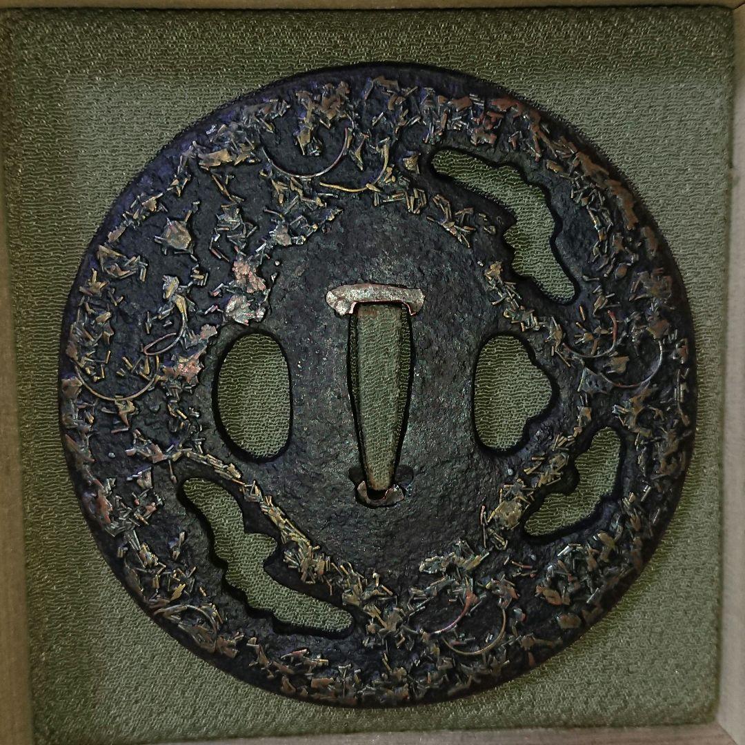 日本刀　鍔　大　高彫り 金象嵌　縦85mm 横85mm 厚み3mm 箱入り