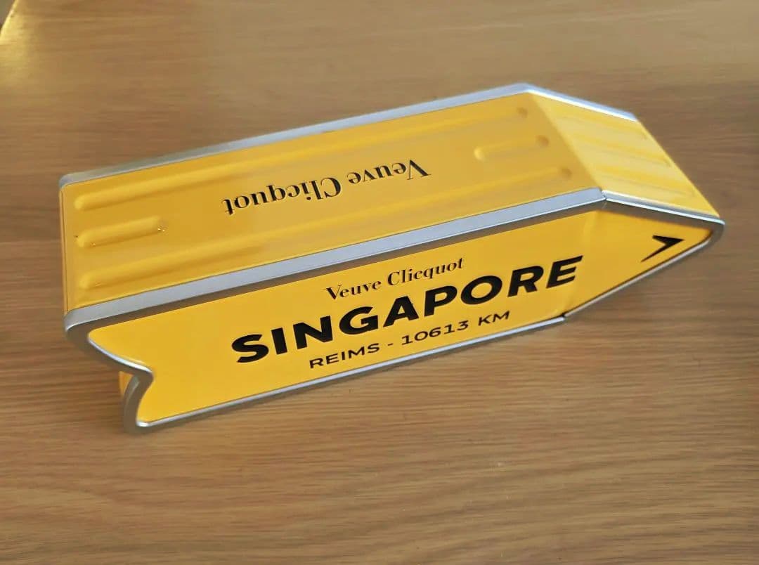 ヴーヴ・クリコ　SINGAPORE Arrow スチール缶　ブリキ