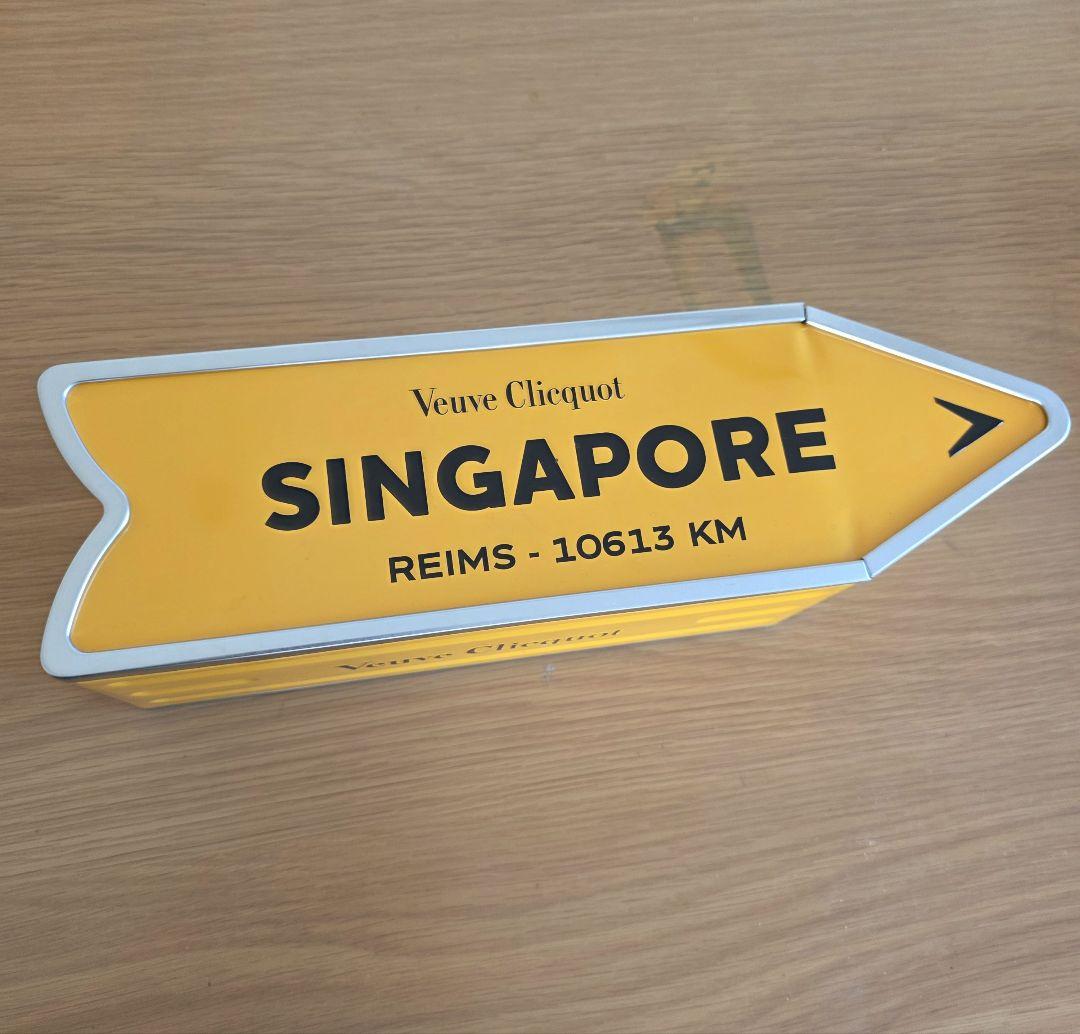 ヴーヴ・クリコ　SINGAPORE Arrow スチール缶　ブリキ