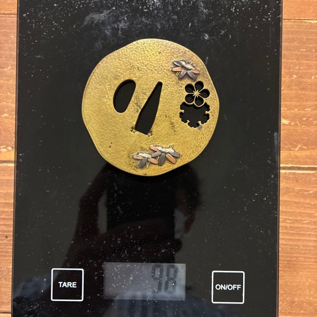 金色の花と昆虫の鍔