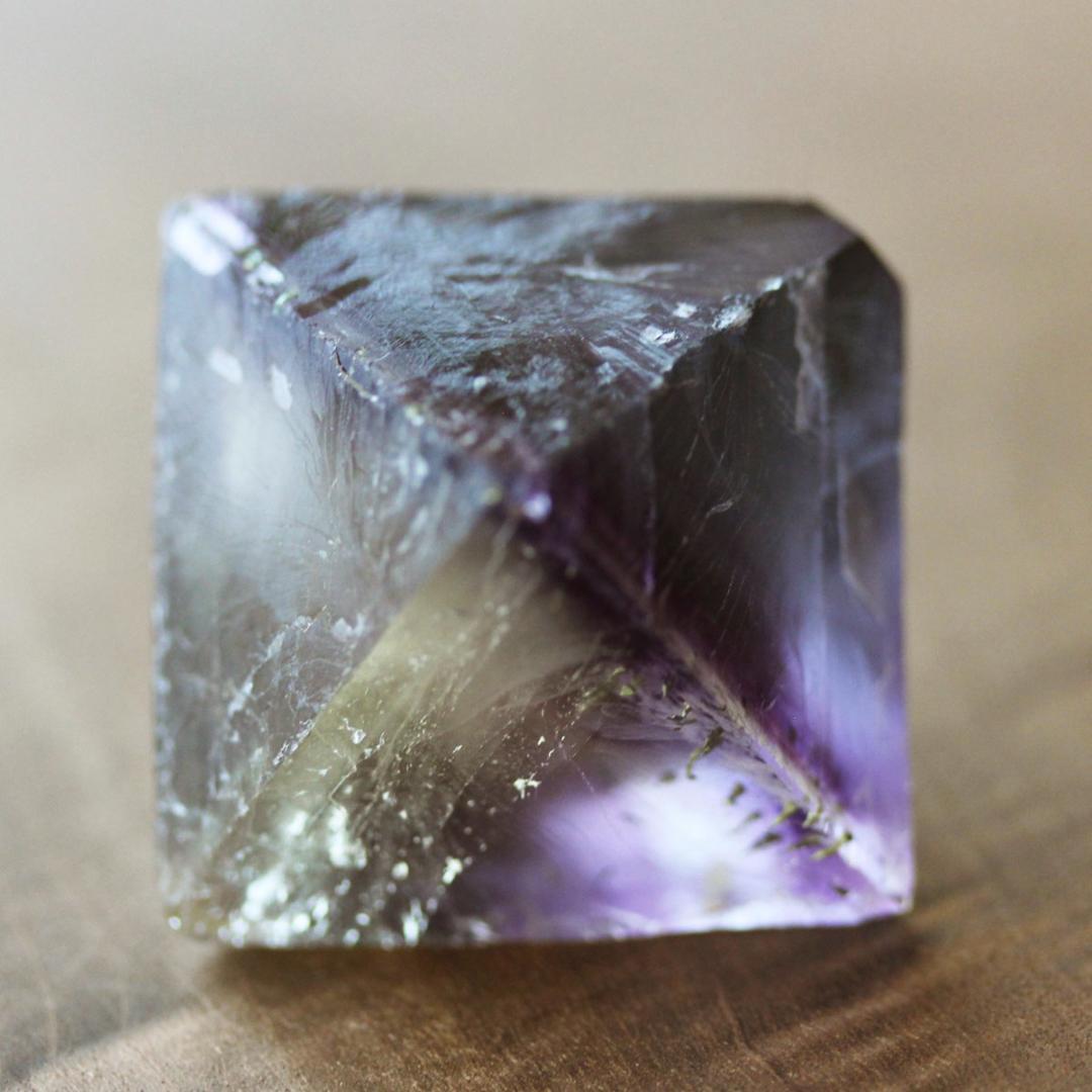 超特大108 g イリノイ産 バイカラーフローライト 蛍石 八面体 原石 鉱物