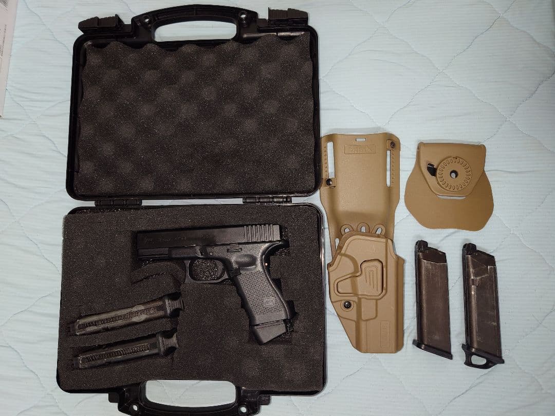 グロック19gen4ケース付きホルスター、マガジン4本付き