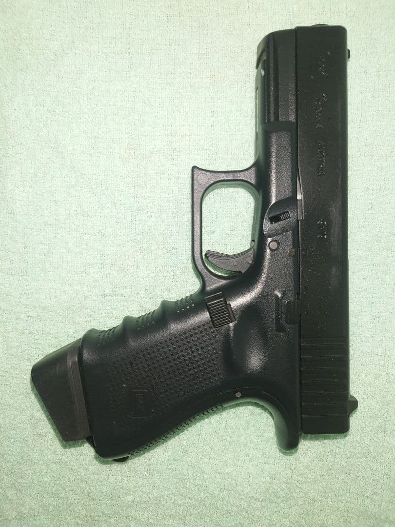 グロック19gen4ケース付きホルスター、マガジン4本付き