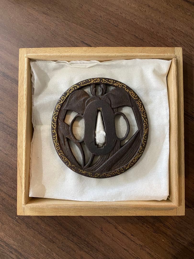 鉄製の鍔（つば）金色装飾付き