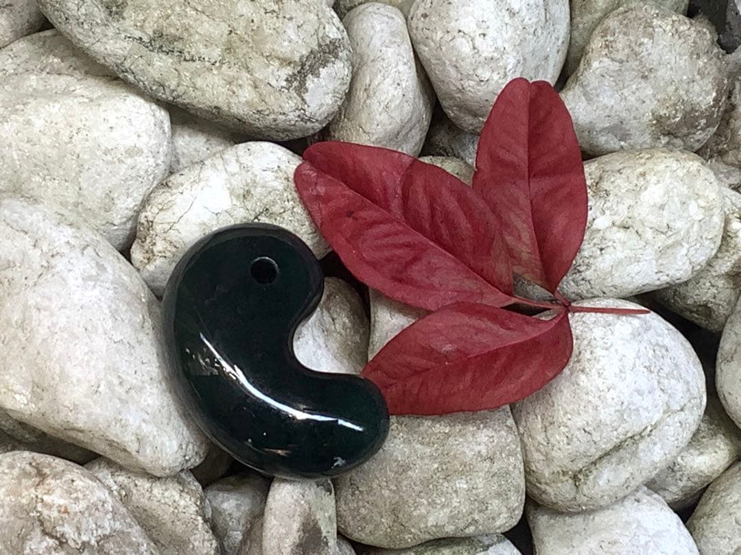 神宿る【 出雲石(青緑色の碧玉) 】島根県花仙山瑪瑙　青瑪瑙　出雲型勾玉　鑑別‼️