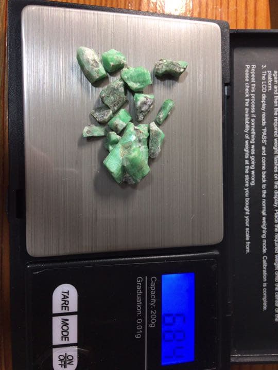 含浸無非加熱 母岩削出 コロンビア産エメラルド原石 計3.24カラット緑柱石鉱物