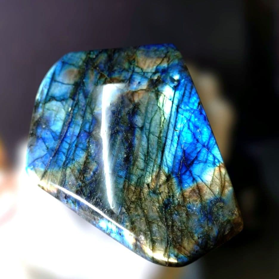 ラブラドライト（極彩色強シラー）原石　天然石　⑦　専用木製台座付き！