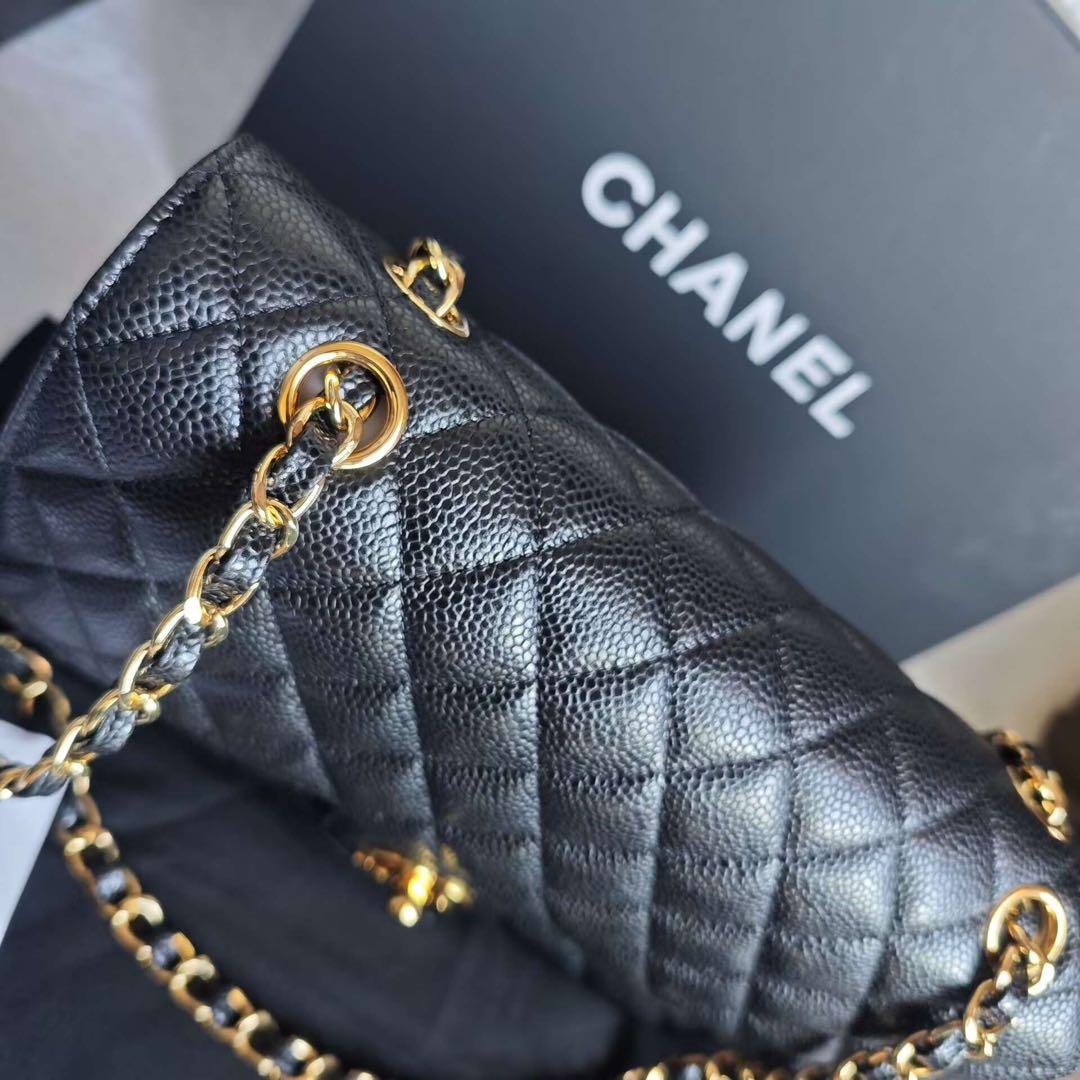 キルティングデザインのブラックレザーショルダーバッグ、ゴールドチェーン付き