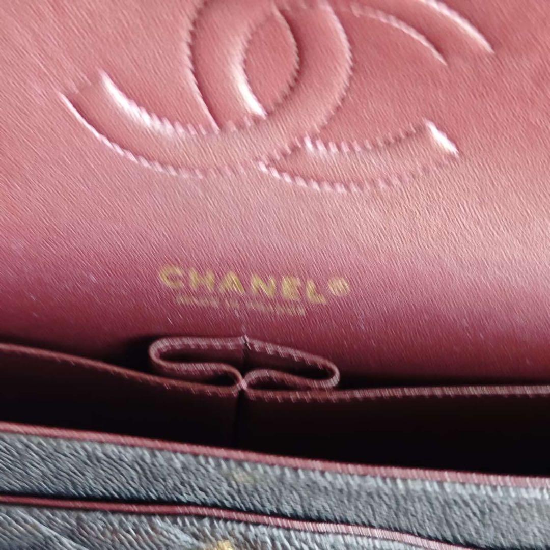 キルティングデザインのブラックレザーショルダーバッグ、ゴールドチェーン付き