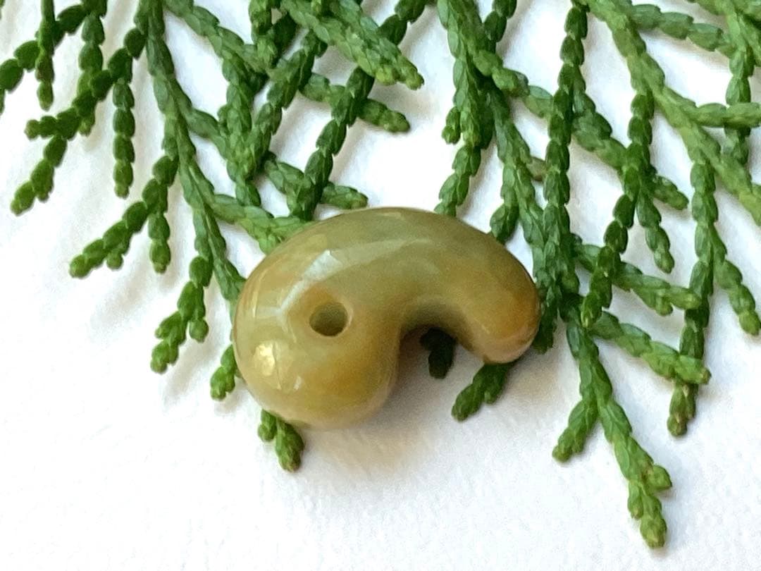 超極上レア物✳一番数少ない幻の幸運の黄色‼️ 糸魚川翡翠勾玉ガラス質　鑑別書取得品