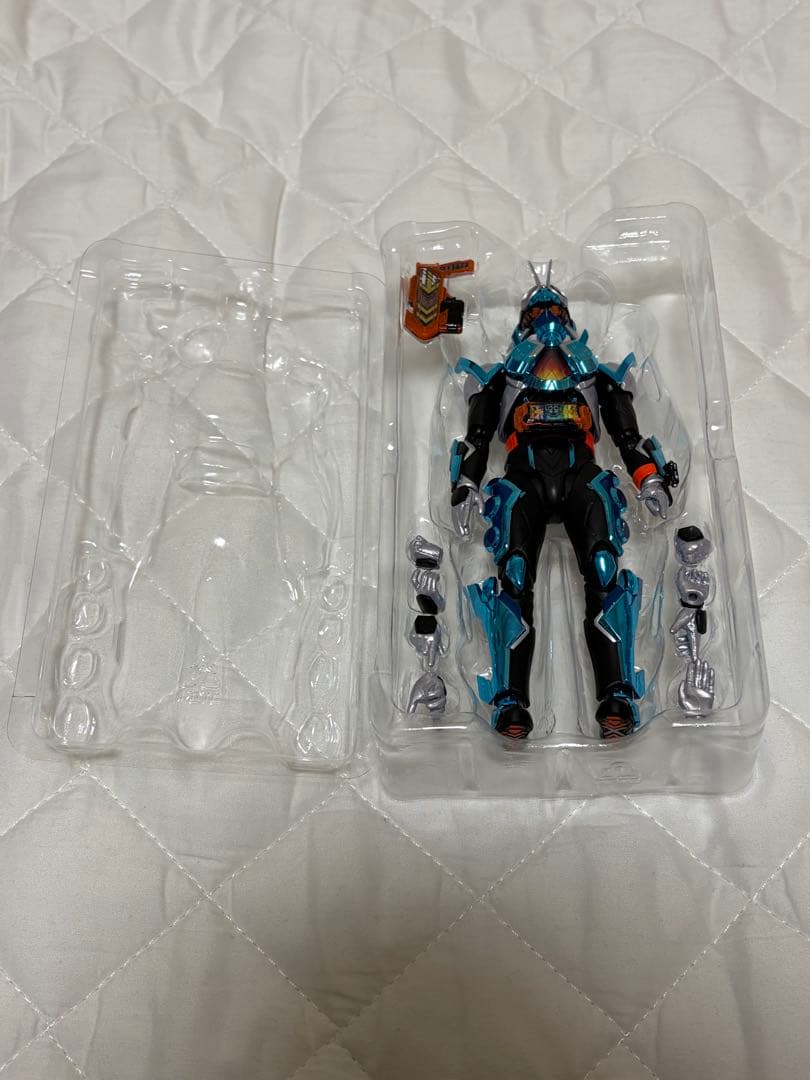 仮面ライダーガッチャード　マジェード　ヴァルバラド　フィギュアーツ