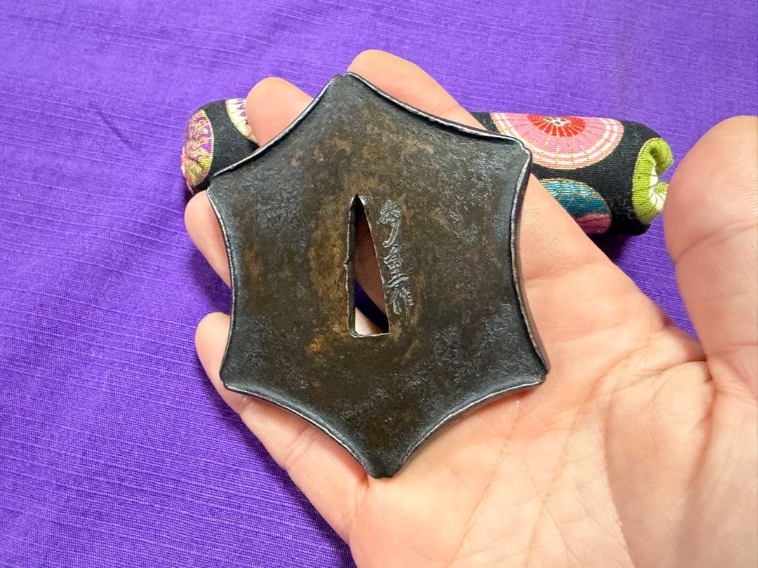 無孔無櫃　武用鍔　秀重作　予州正阿弥　六方富士型木瓜　鉄鐔（日本刀装具小柄小刀拵