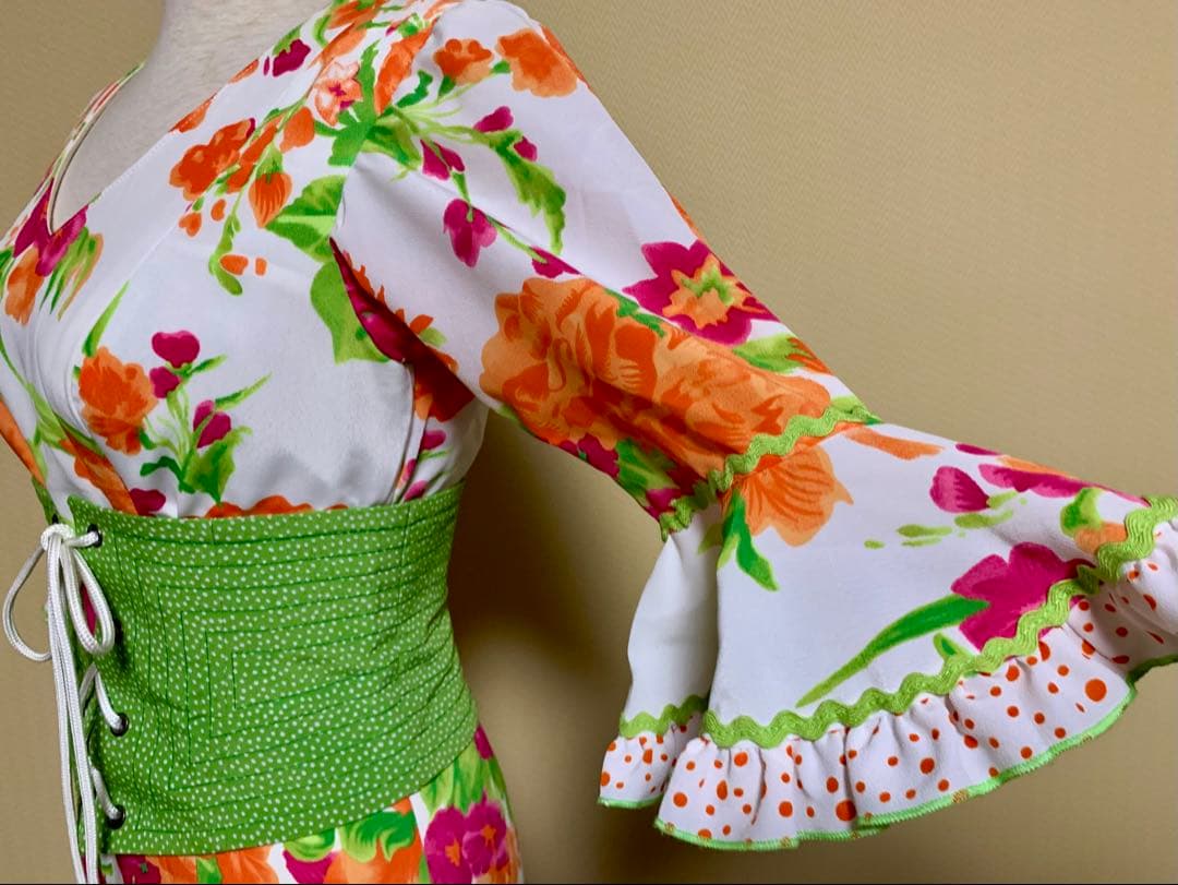 フラメンコ衣装　スペイン製フラワープリントワンピース、ウエストベルト付き