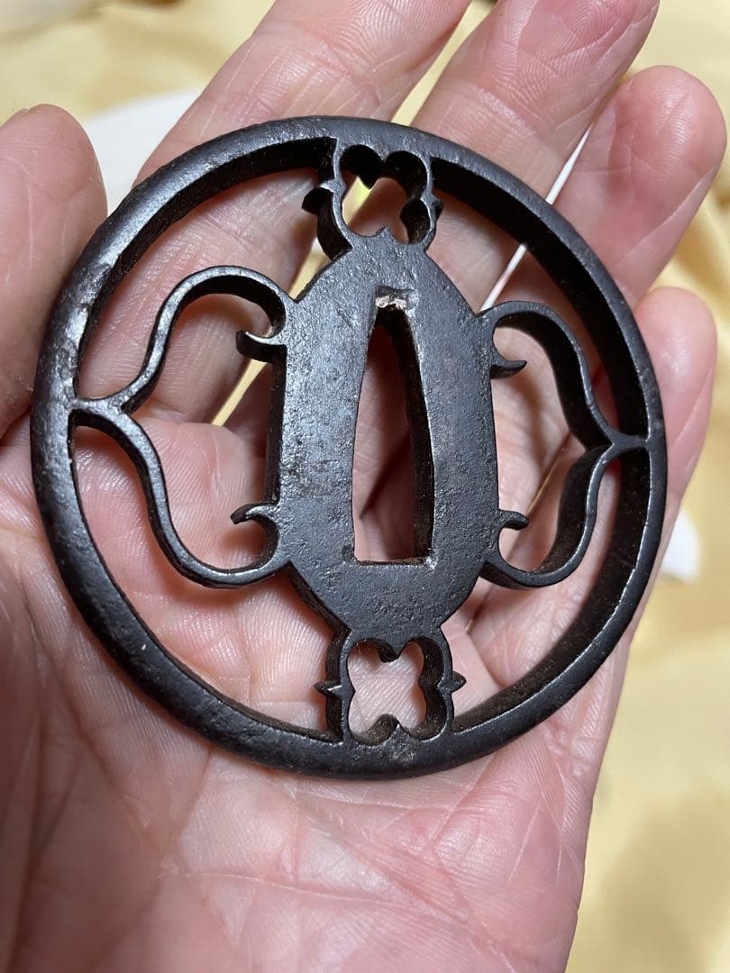 鍔　鉄地透かし鐔