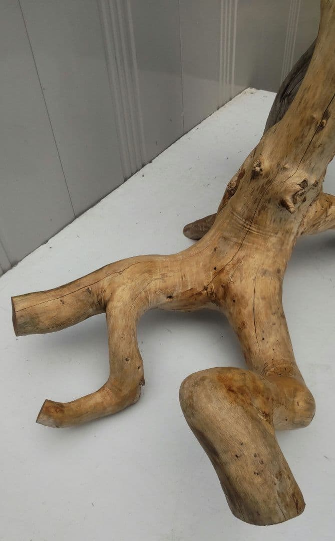 流木を使った天然素材のキャットタワー