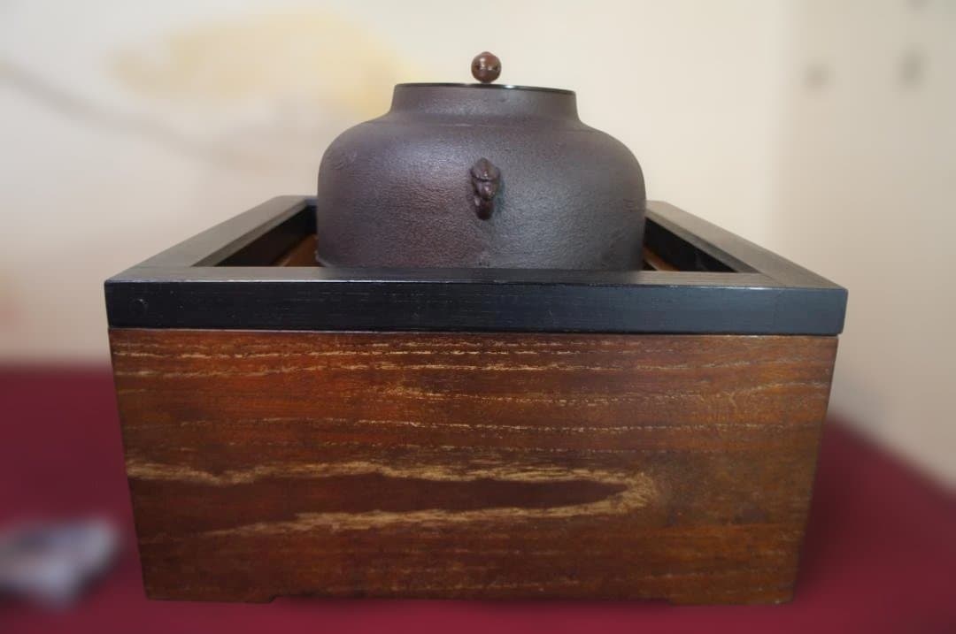 ☆本桐桑色置炉 在銘 真形釜 釜鐶 置炉用600w炭型電熱器 送料込み