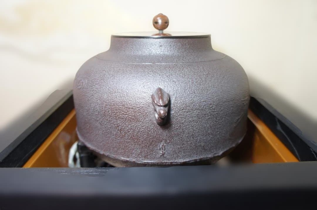 ☆本桐桑色置炉 在銘 真形釜 釜鐶 置炉用600w炭型電熱器 送料込み