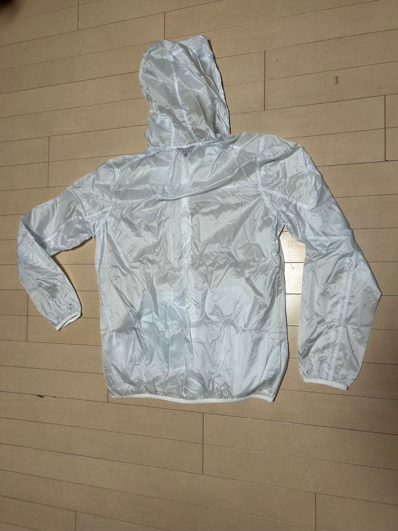 ①ドライスポーツTシャツ（ピンク色） ②ウインドウ・レインブレーカー（薄水色）