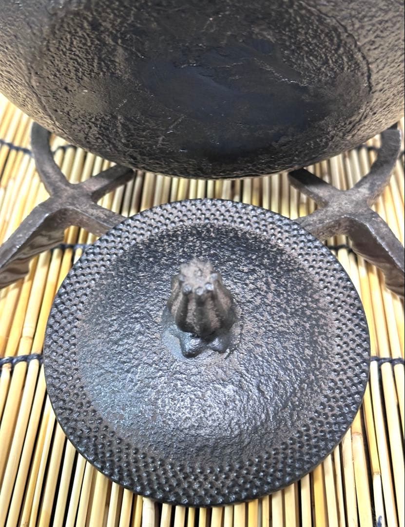 未使用品コンディション、長期保管品　南部利祥銘造１５型アラレ 南部鉄瓶　南部鉄器