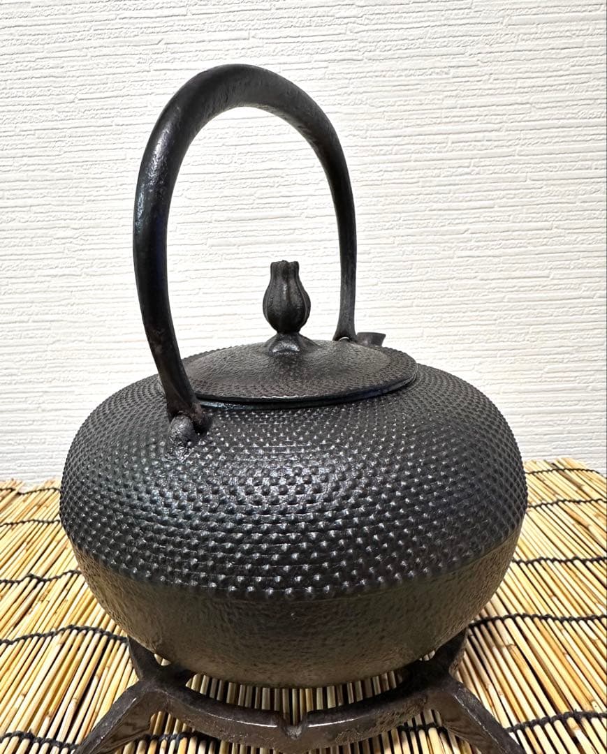 未使用品コンディション、長期保管品　南部利祥銘造１５型アラレ 南部鉄瓶　南部鉄器