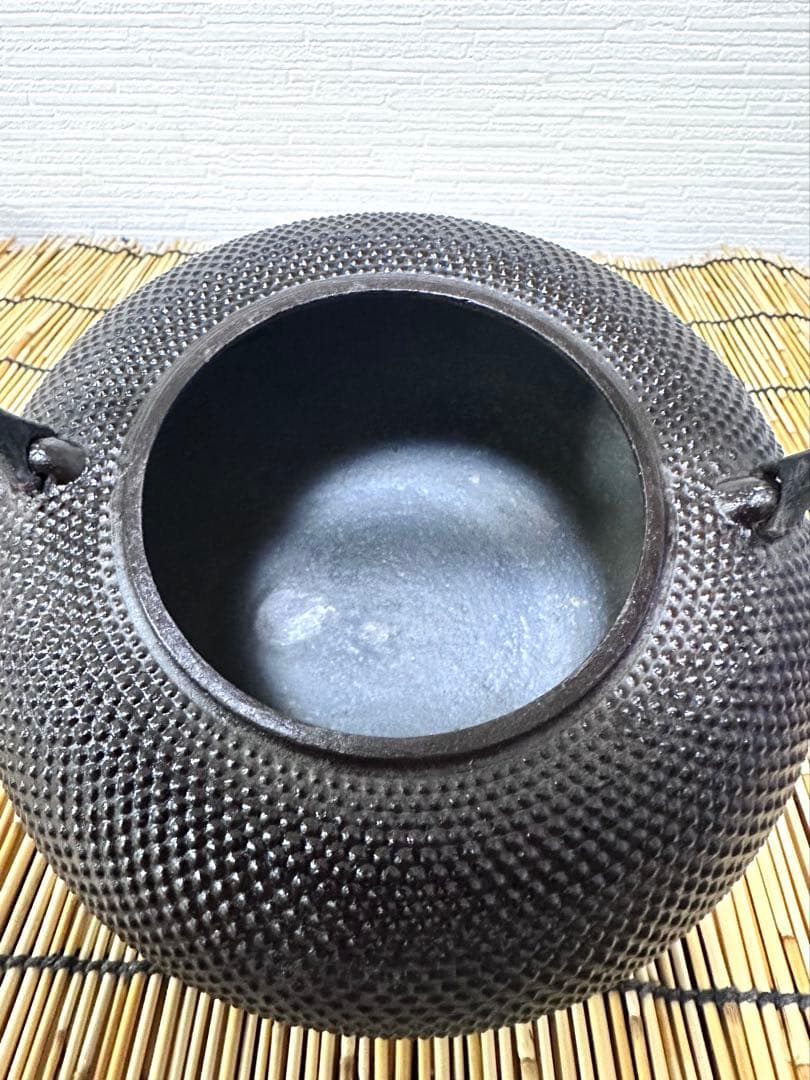 未使用品、栞、一級品合格証貼付　南部三厳堂名人東仙作　南部鉄瓶　南部鉄器　鉄瓶