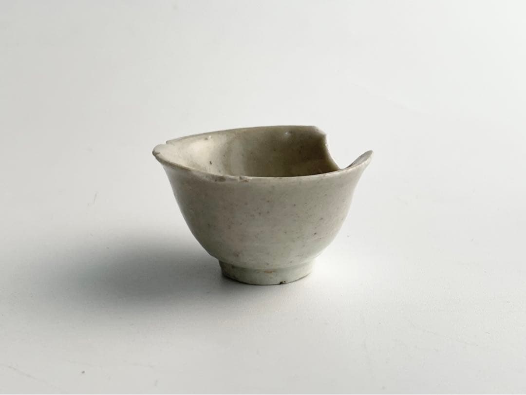 骨董　アンティーク　初期伊万里　白磁盃　杯　酒器　酒杯　猪口　残欠　出土　発掘
