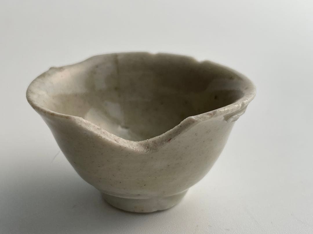 骨董　アンティーク　初期伊万里　白磁盃　杯　酒器　酒杯　猪口　残欠　出土　発掘