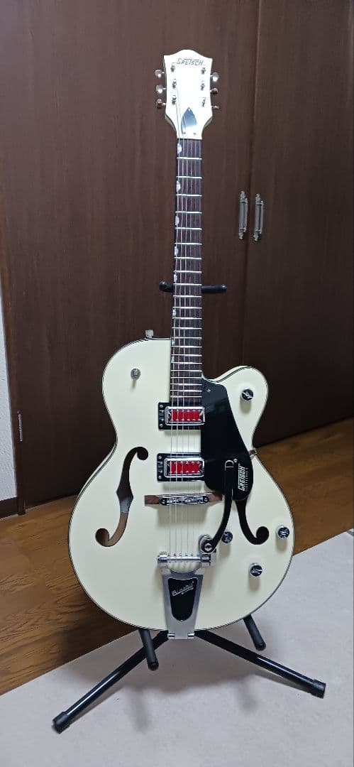 ホワイトセミアコースティックエレキギター