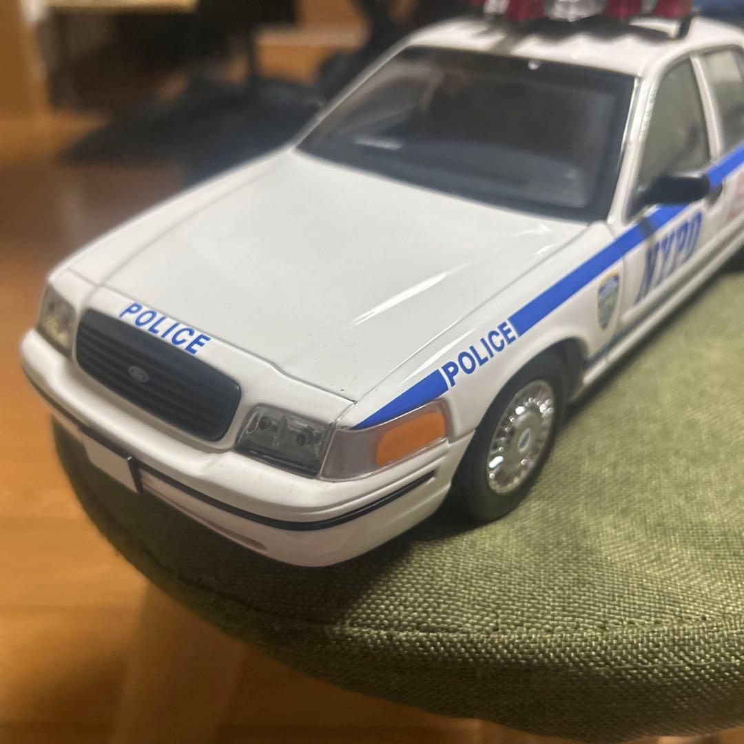 1/18スケール　オートアート　Ford Crown Victoria