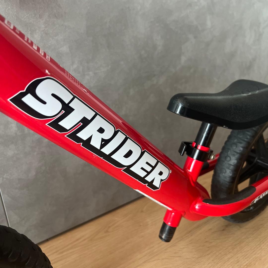 ストライダー　12インチ レッド　スタンド付き