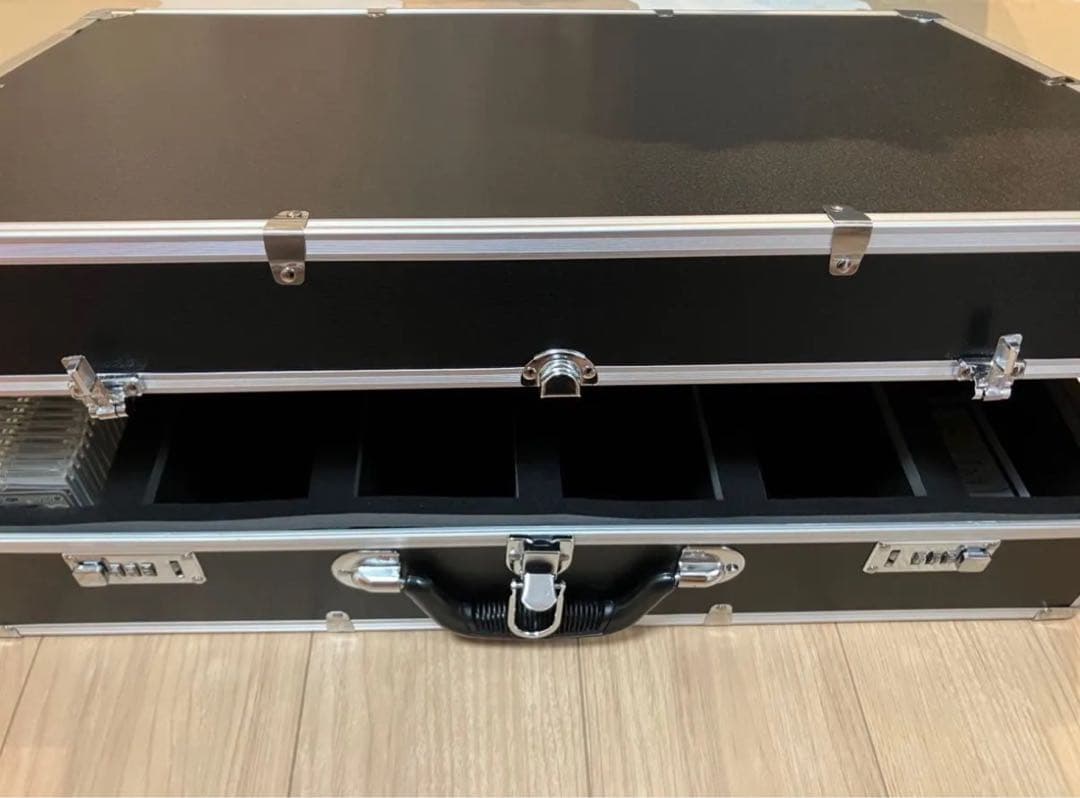 アタッシュケース　トレーディングカード