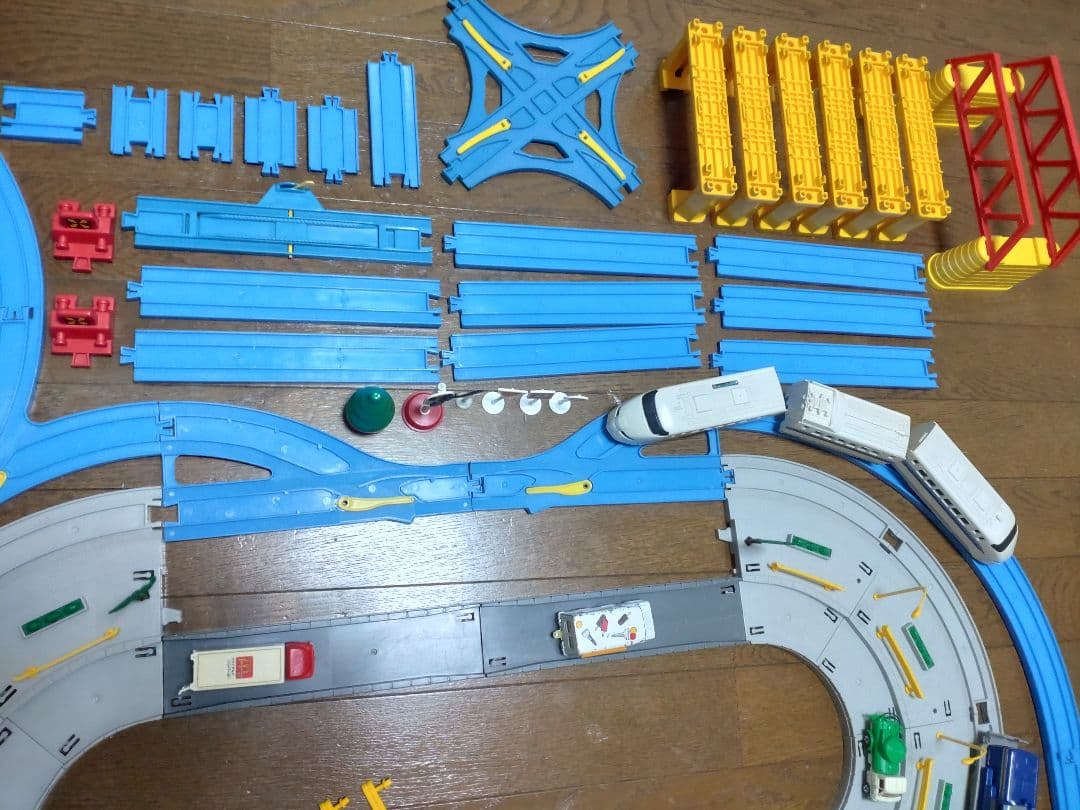 「プラレール」と「ストレートレール＆どうろ」セット