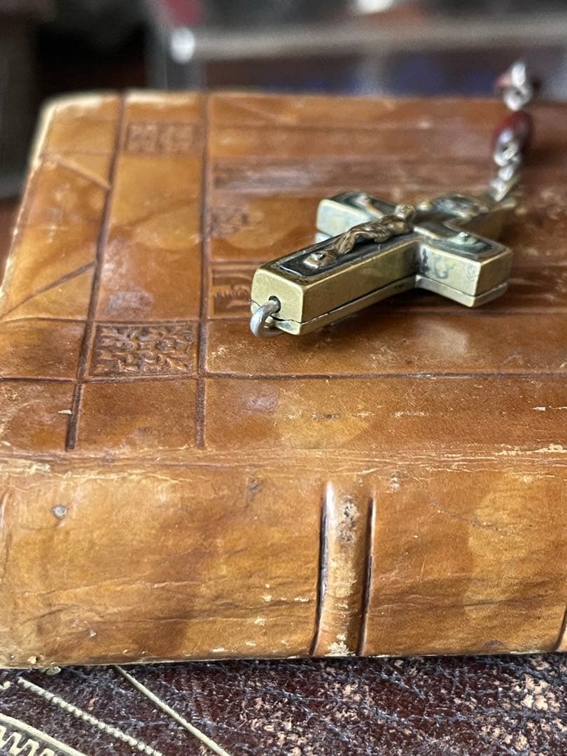 開閉する十字架　イタリアアンティークロザリオ　カタコンベの土　聖テレサ