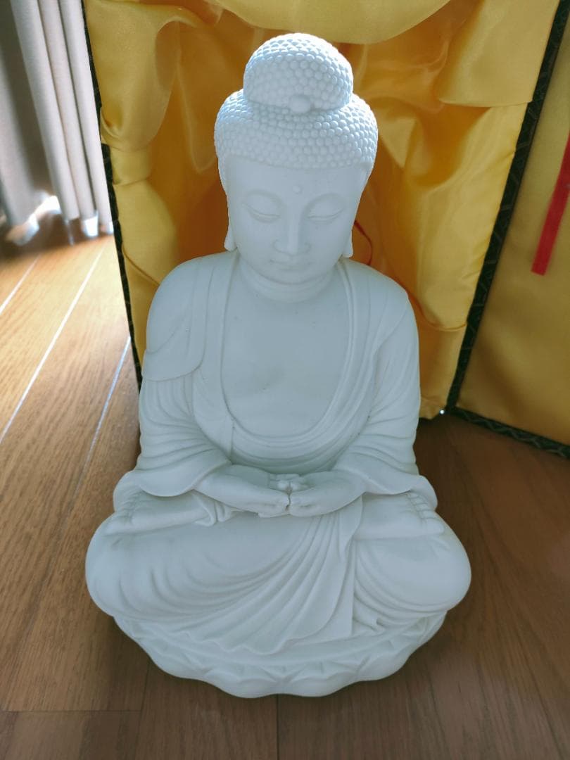 白い　陶器　仏像