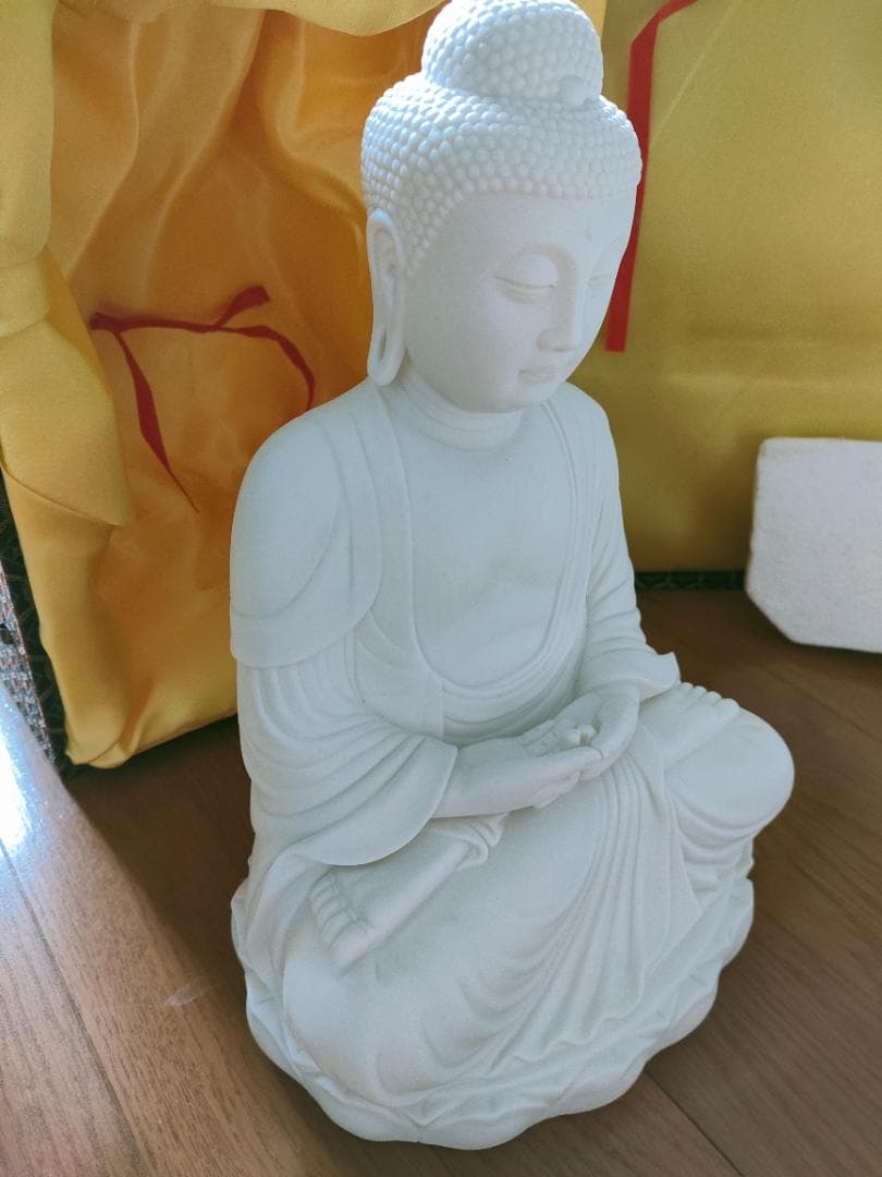 白い　陶器　仏像