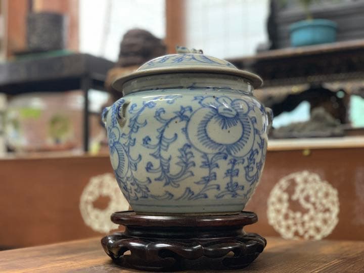 シノワズリ　十九世紀　中国清朝　中期 草花紋 染付 耳付 蓋付き　水指