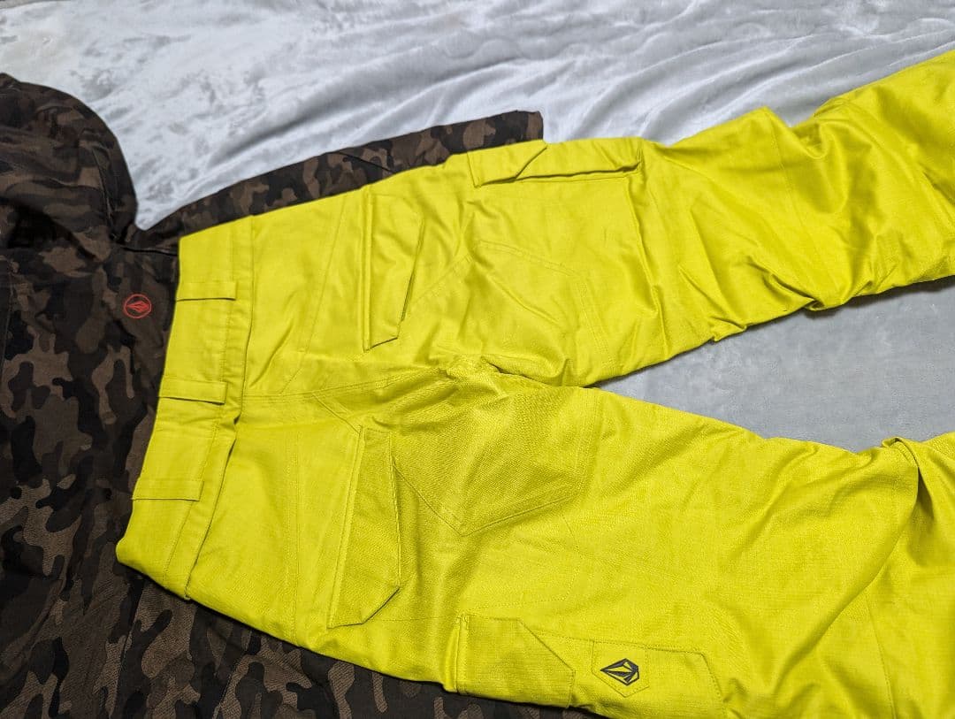 VOLCOM 子ども用スノーボードウェア迷彩