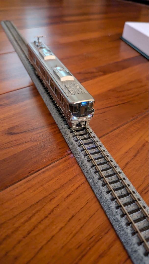 221系リニューアル車と225系新快速(4両2セット) 連休値下げです。