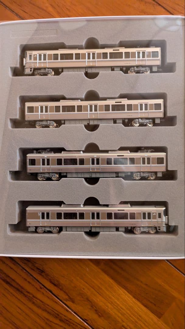 221系リニューアル車と225系新快速(4両2セット) 連休値下げです。