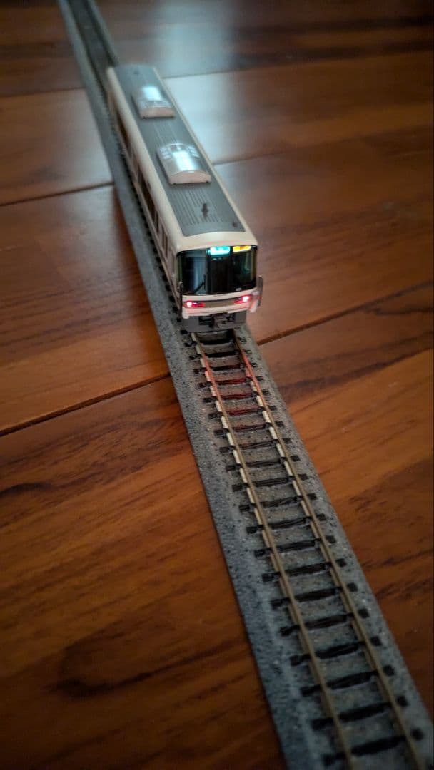 221系リニューアル車と225系新快速(4両2セット) 連休値下げです。