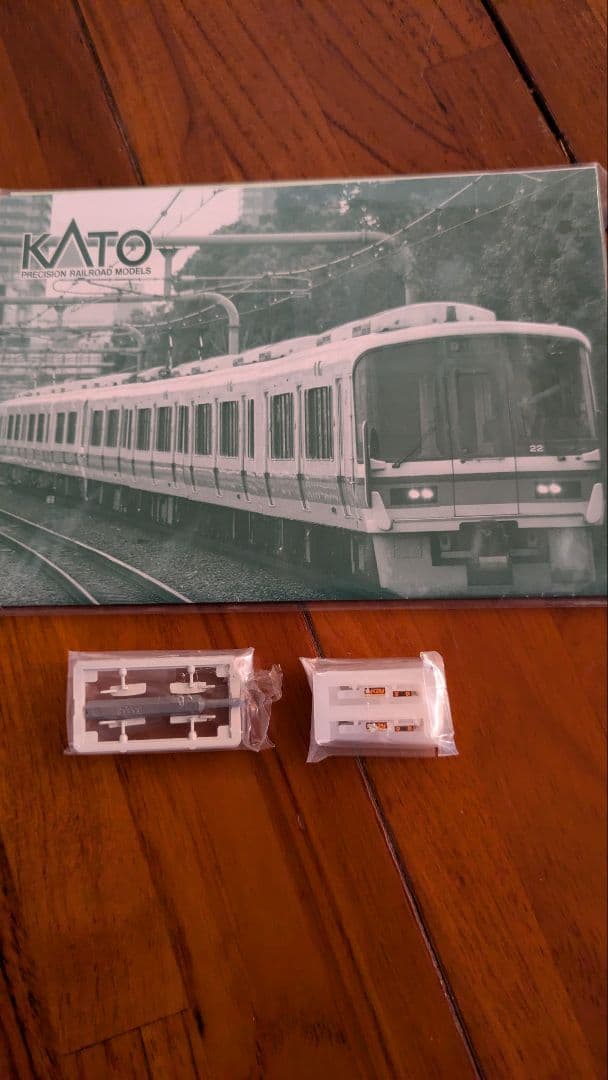 221系リニューアル車と225系新快速(4両2セット) 連休値下げです。