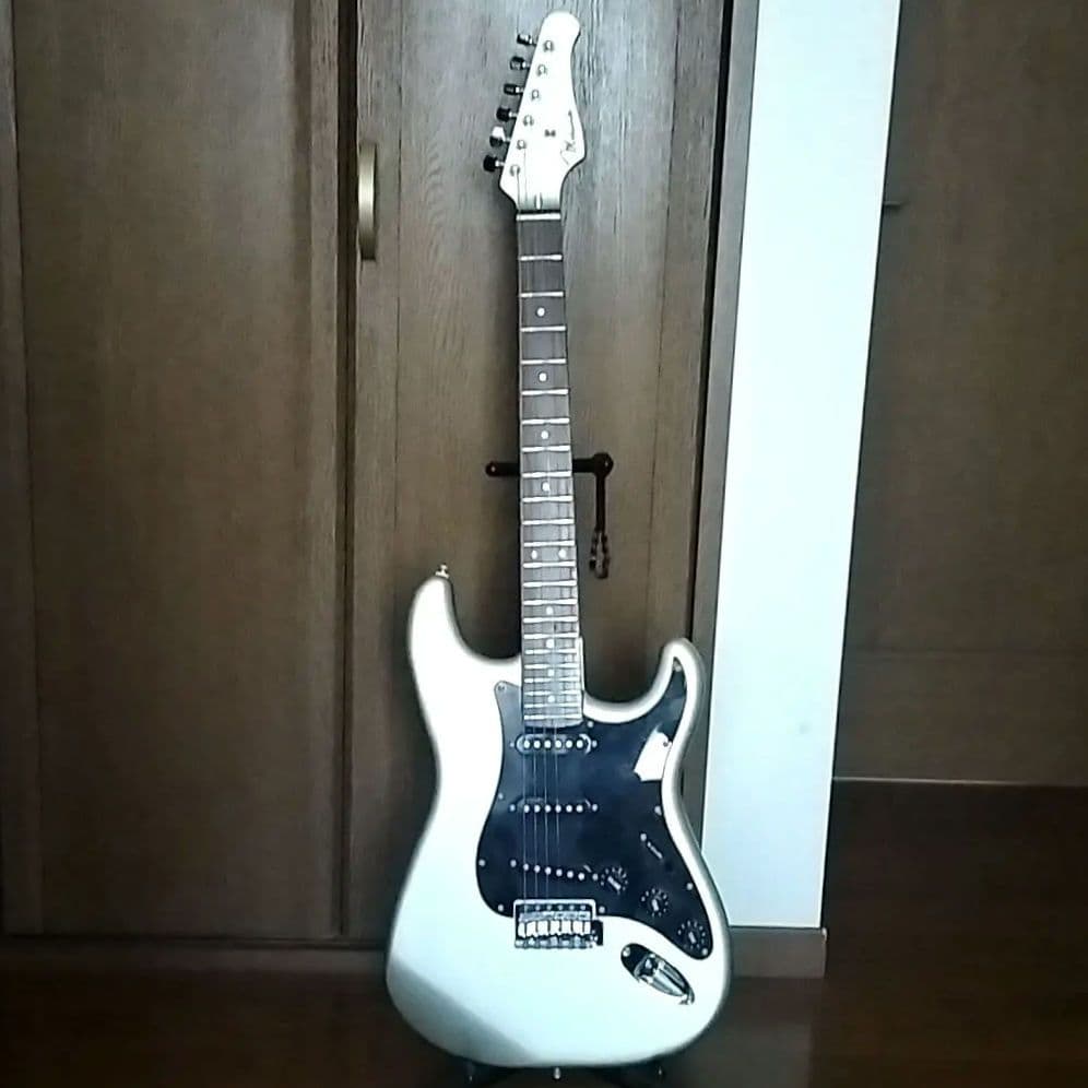 MAVIS　メイビス　イシバシ楽器　エレキギター 　シルバー