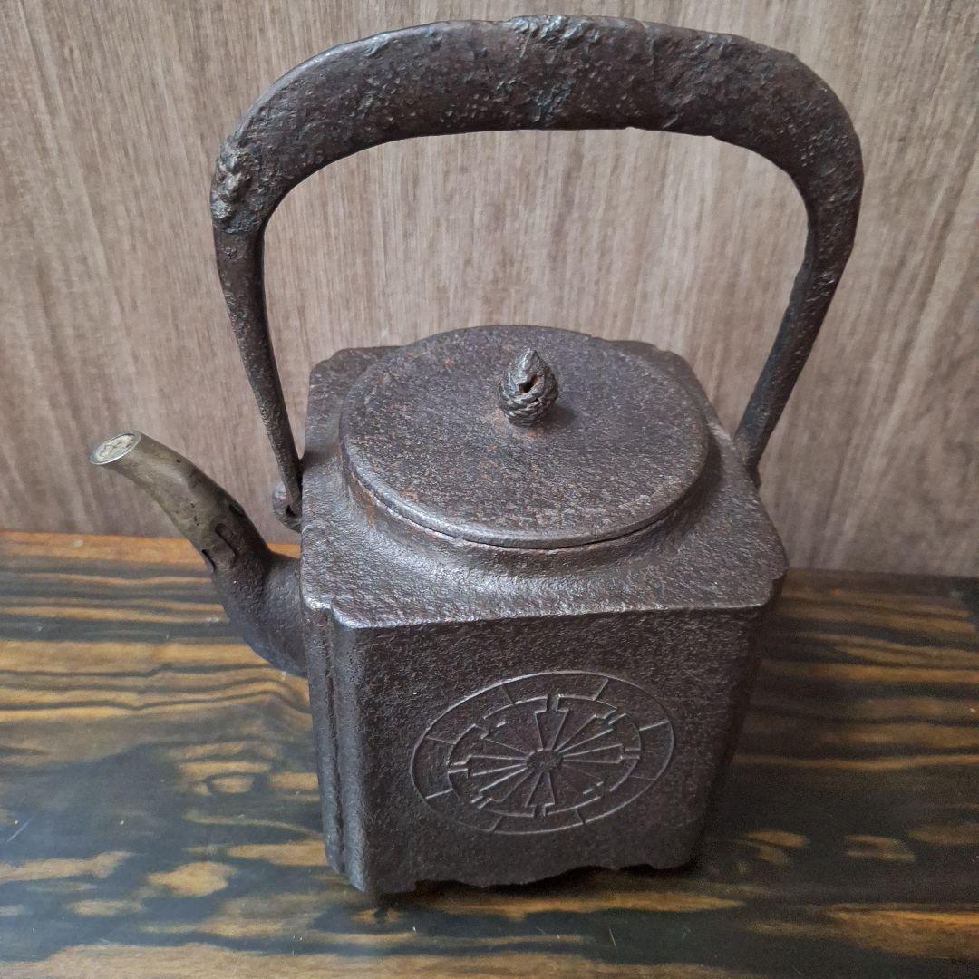302 小泉仁左衛門 伝統的な黒色鉄製鉄瓶