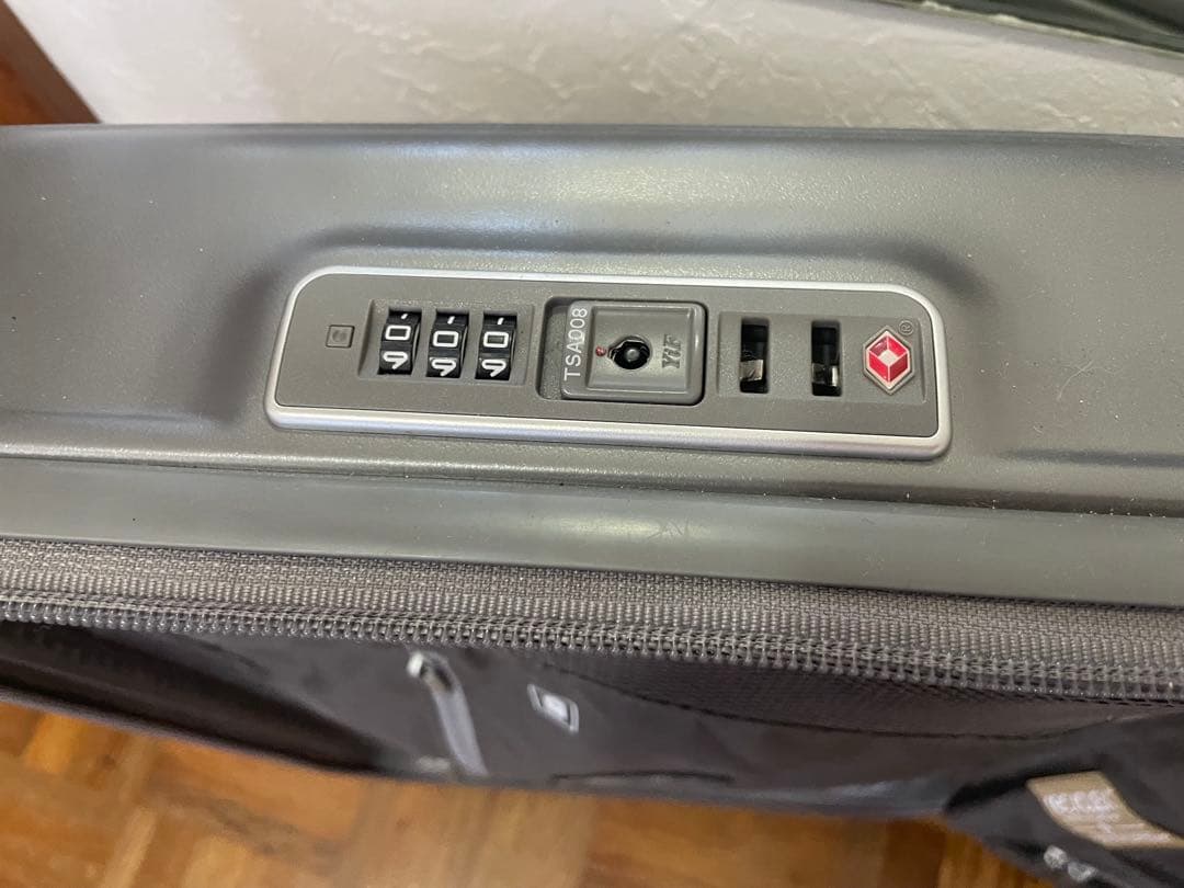 お値引きいたします。 サムソナイト　スピナー55 シルバーグレー軽量