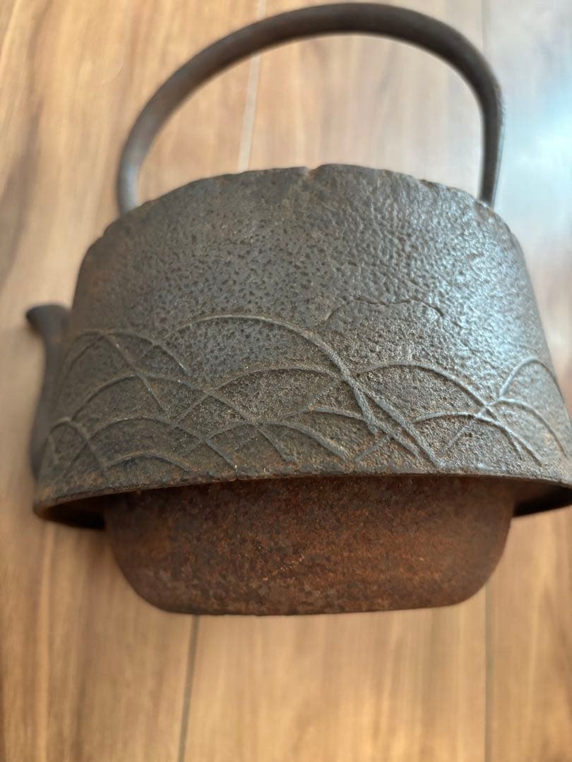 ス*ド様 龍文堂　鉄瓶　波模様