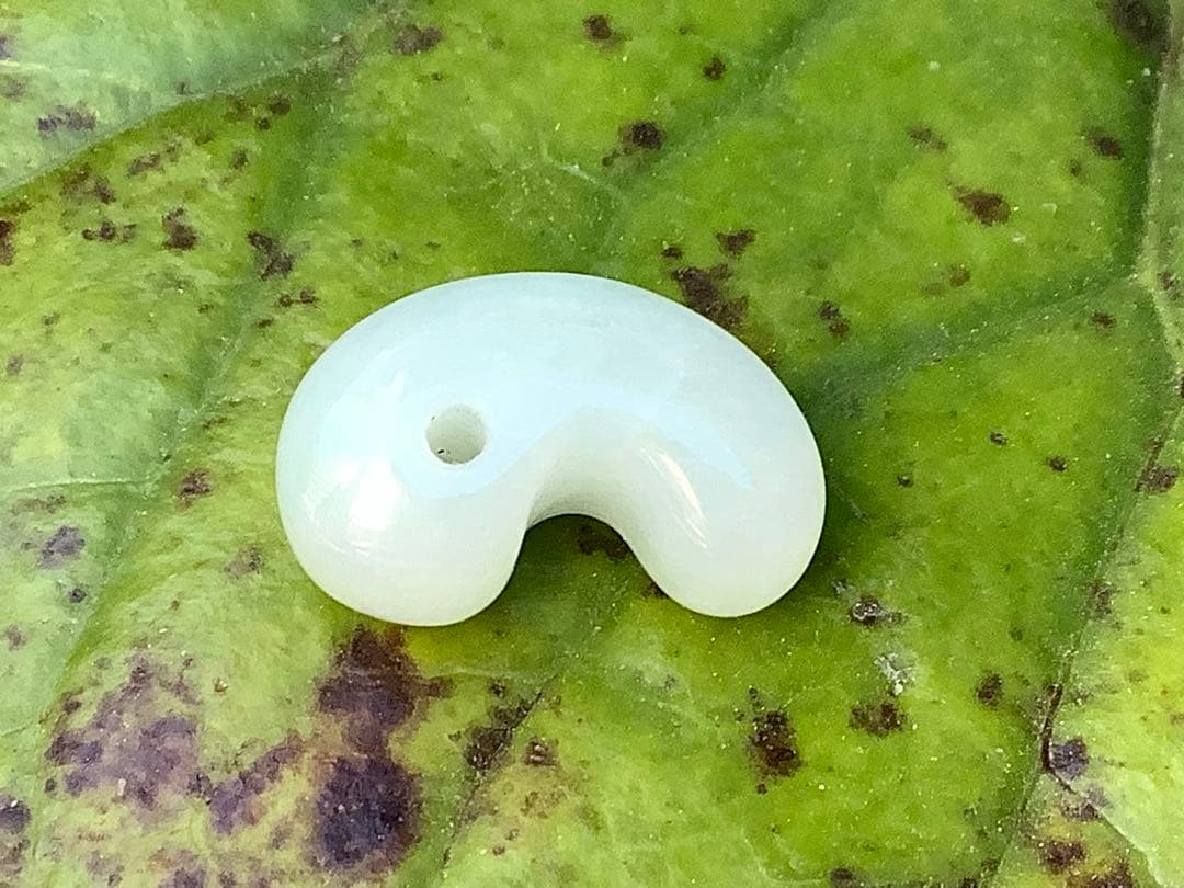 ✳ 天から授かった幸福の勾玉　糸魚川翡翠ジェダイト　氷アイスジェイド　鑑別書付を